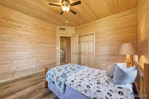 Bedroom - 1387 Hartshorn Rd, Hermann, MO 65041 photo 5 of 7