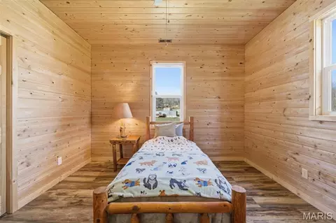 Bedroom - 1387 Hartshorn Rd, Hermann, MO 65041 photo 4 of 7