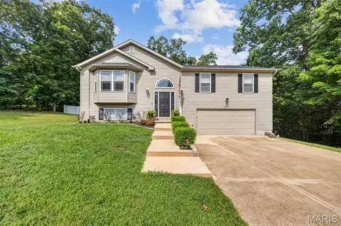 9431 Swanee Dr, Hillsboro, MO 63050