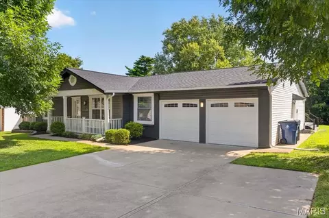 1712 Pensacola Dr, Saint Louis, MO 63146