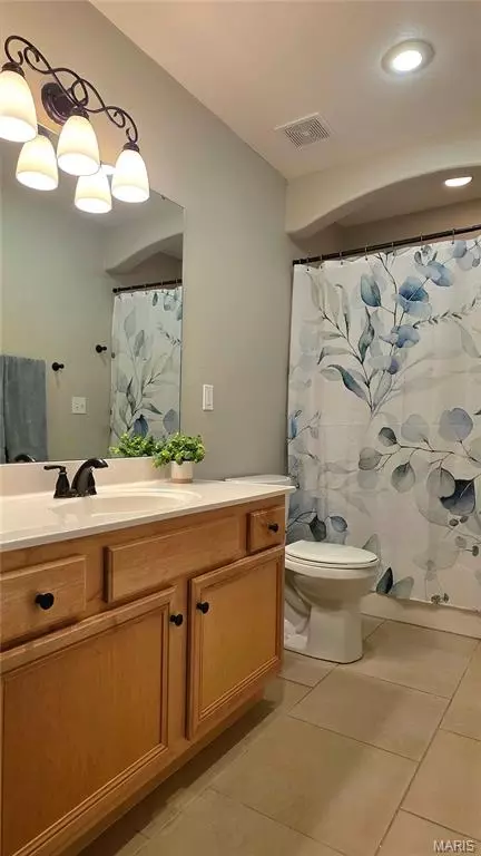 Bath - 1418 Overland Dr, Rolla, MO 65401 photo 3 of 4