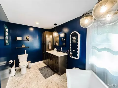 Bath - 1521 Frank St, Hannibal, MO 63401 photo 2 of 9