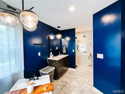Bath - 1521 Frank St, Hannibal, MO 63401 photo 3 of 9