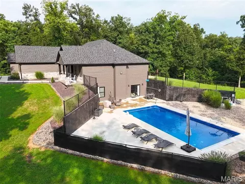 Exterior - 1521 Frank St, Hannibal, MO 63401 photo 4 of 10