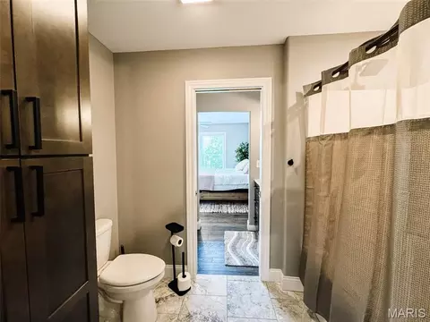 Bath - 1521 Frank St, Hannibal, MO 63401 photo 6 of 9
