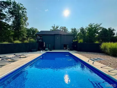 Exterior - 1521 Frank St, Hannibal, MO 63401 photo 3 of 10