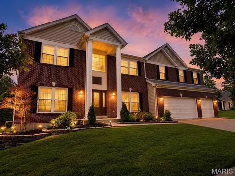 902 Stablefield Ct, Creve Coeur, MO 63141