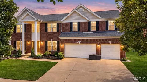 902 Stablefield Ct, Creve Coeur, MO 63141