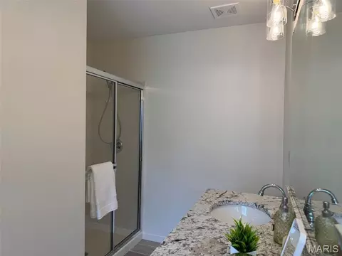 Bath - 727 Hawk Run Dr, O'fallon, MO 63368 photo 5 of 8