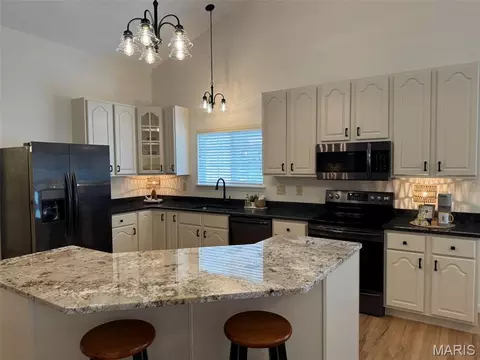 Kitchen - 727 Hawk Run Dr, O'fallon, MO 63368 photo 2 of 4