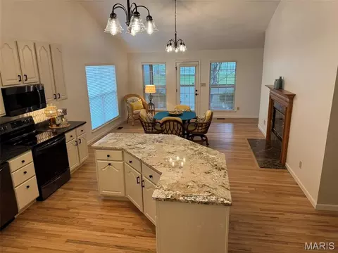 Kitchen - 727 Hawk Run Dr, O'fallon, MO 63368 photo 4 of 4