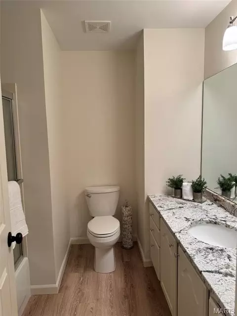 Bath - 727 Hawk Run Dr, O'fallon, MO 63368 photo 7 of 8