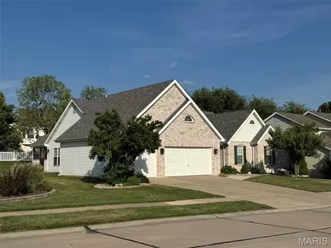 Exterior - 727 Hawk Run Dr, O'fallon, MO 63368 photo 2 of 15