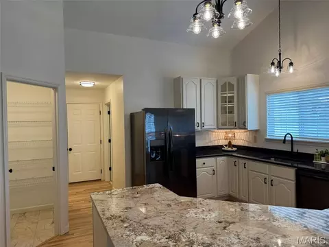 Kitchen - 727 Hawk Run Dr, O'fallon, MO 63368 photo 3 of 4