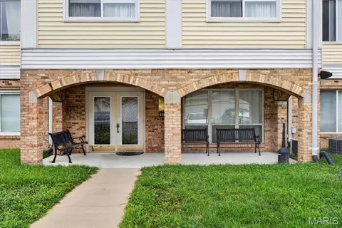 942 Guelbreth Ln #300, Creve Coeur, MO 63141