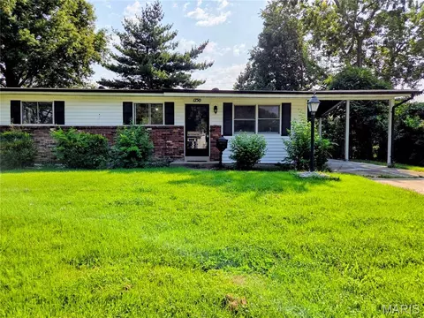 1750 Beverly Dr, Florissant, MO 63031