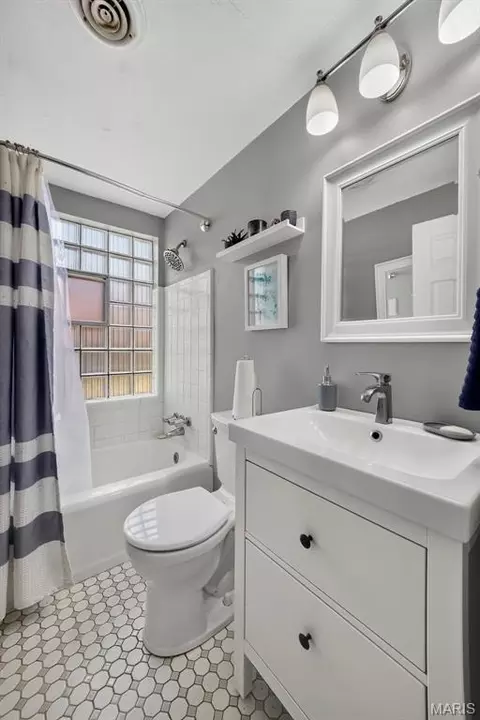 Bath - 8034 Packard Ave, Berkeley, MO 63134 photo 1 of 1