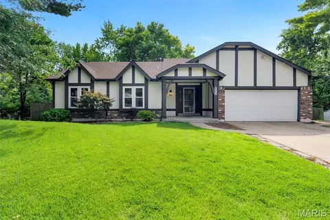 1035 Rosary Tree Ct, Florissant, MO 63031