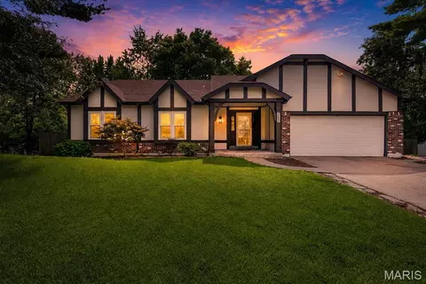 1035 Rosary Tree Ct, Florissant, MO 63031