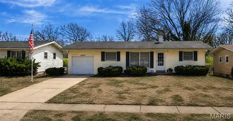 1000 Rogers Ln, Florissant, MO 63033