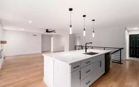 Living - 10 Pershing Cir, O'fallon, MO 63366 photo 2 of 5
