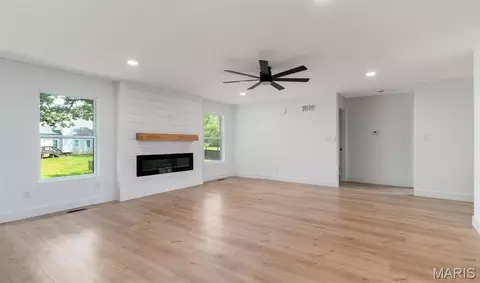 Living - 10 Pershing Cir, O'fallon, MO 63366 photo 3 of 5