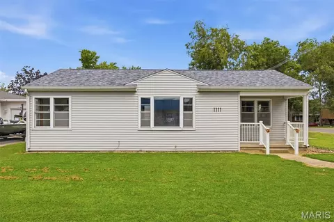 1111 Mulliken St, Carlyle, IL 62231