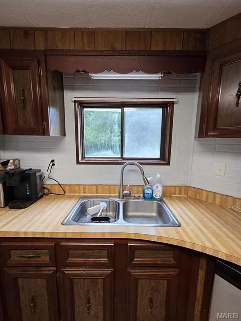 Kitchen - 28567 Comanche Trl, Canton, MO 63435 photo 4 of 5