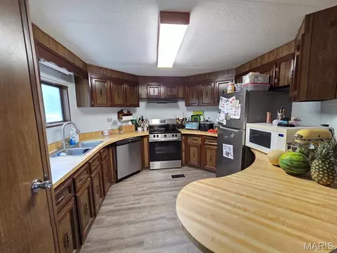 Kitchen - 28567 Comanche Trl, Canton, MO 63435 photo 2 of 5