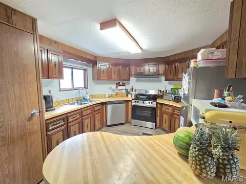 Kitchen - 28567 Comanche Trl, Canton, MO 63435 photo 3 of 5