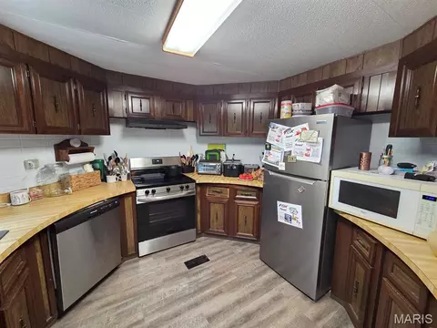 Kitchen - 28567 Comanche Trl, Canton, MO 63435 photo 5 of 5