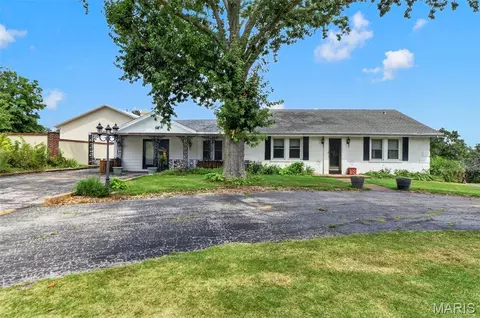 5512 Kerth Rd, Saint Louis, MO 63128