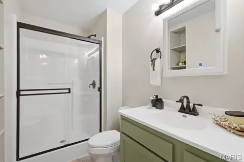Bath - 550 Crestfall Dr, Washington, MO 63090 photo 1 of 6