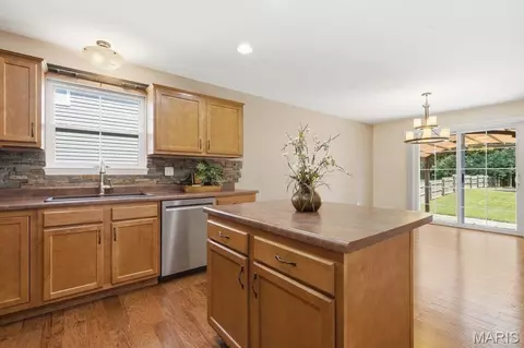 Kitchen - 550 Crestfall Dr, Washington, MO 63090 photo 3 of 4