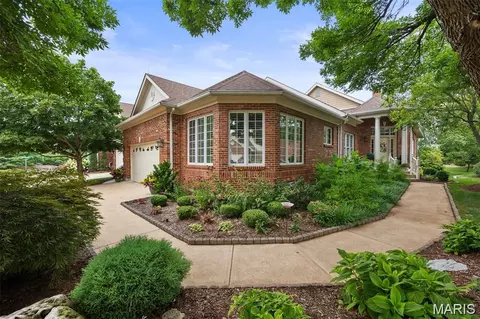 3929 Courtyard Place Dr, Sunset Hills, MO 63127