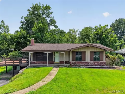 11104 Schuetz Rd, Saint Louis, MO 63146
