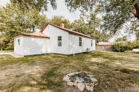 Exterior - 303 S Pine St, Dixon, MO 65459 photo 4 of 4