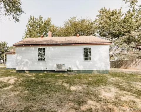 Exterior - 303 S Pine St, Dixon, MO 65459 photo 3 of 4