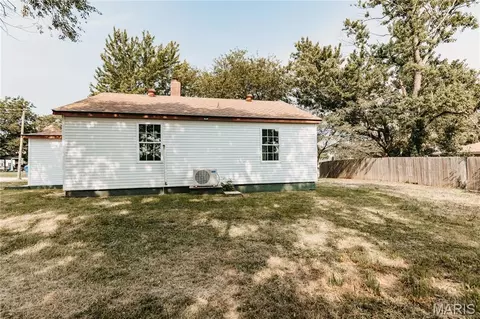 Exterior - 303 S Pine St, Dixon, MO 65459 photo 2 of 4