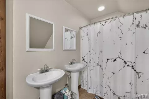 Bath - 1504 M- East 15th St, Mountain Grove, MO 65711 photo 5 of 5