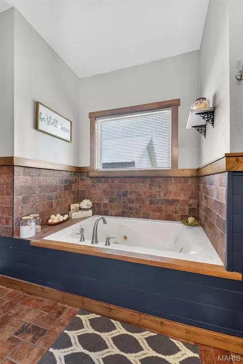 Bath - 1504 M- East 15th St, Mountain Grove, MO 65711 photo 2 of 5