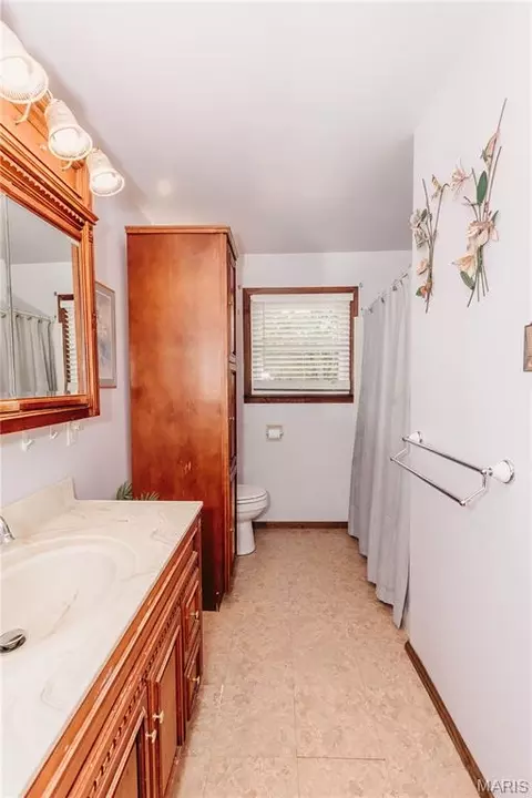 Bath - 10375 Cedar Ln, Dixon, MO 65459 photo 2 of 7