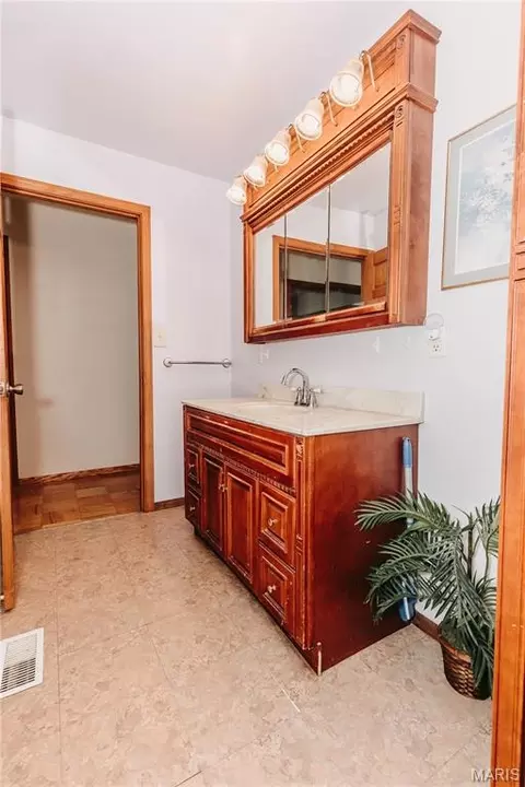 Bath - 10375 Cedar Ln, Dixon, MO 65459 photo 3 of 7