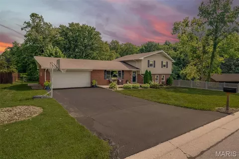 112 Saint Mary Dr, Collinsville, IL 62234