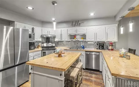 Kitchen - 15801 Hargrove Rd, Saint Robert, MO 65584 photo 2 of 2