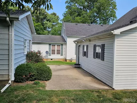Exterior - 413 E Broadway St, Sparta, IL 62286 photo 7 of 9