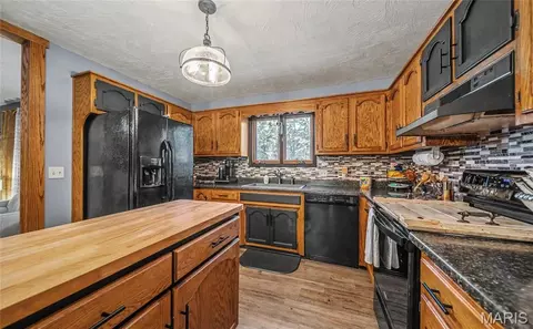 Kitchen - 13915 Maple Ln, Plato, MO 65552 photo 2 of 2