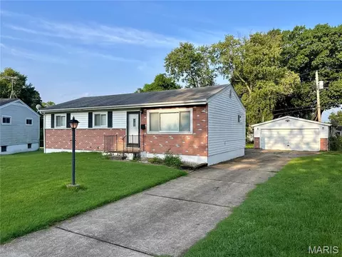 1085 Ermanda Dr, Florissant, MO 63033
