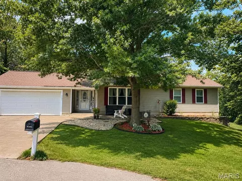 5001 Melanie Wilkes Ln, Villa Ridge, MO 63089