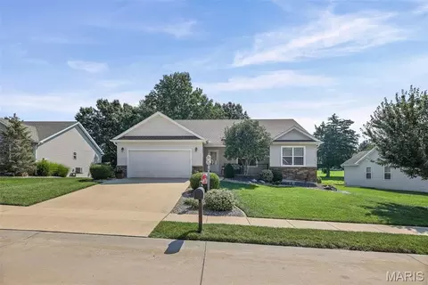 6409 Winter Ct, Godfrey, IL 62035
